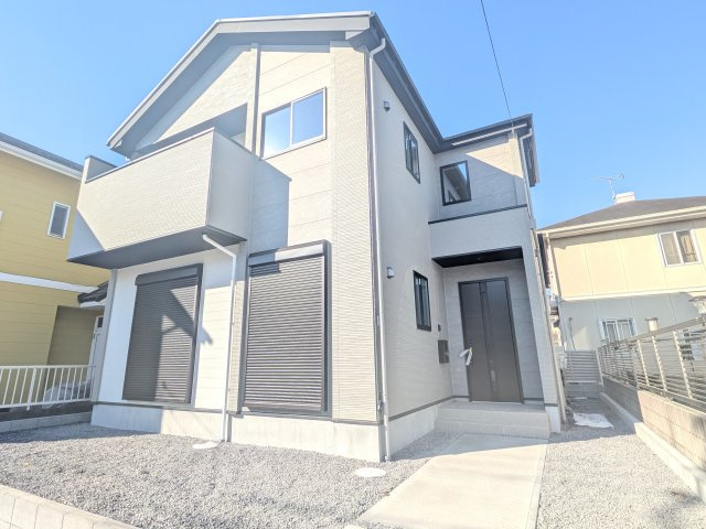 守谷市薬師台9期　新築戸建の外観|現地完成済で建物や駐車場、お庭も全てご覧いただけます。
陽当たりや敷地の広さをご確認できます！
本日のご見学も可能です♪
お気軽にお電話またはお問い合わせください。