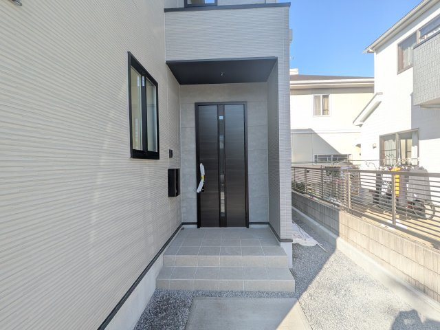 守谷市薬師台9期　新築戸建の玄関|お洒落な玄関ドアと洗練された外壁デザイン。家の顔にふさわしい上質な佇まいで、ご家族やお客様を迎えます。