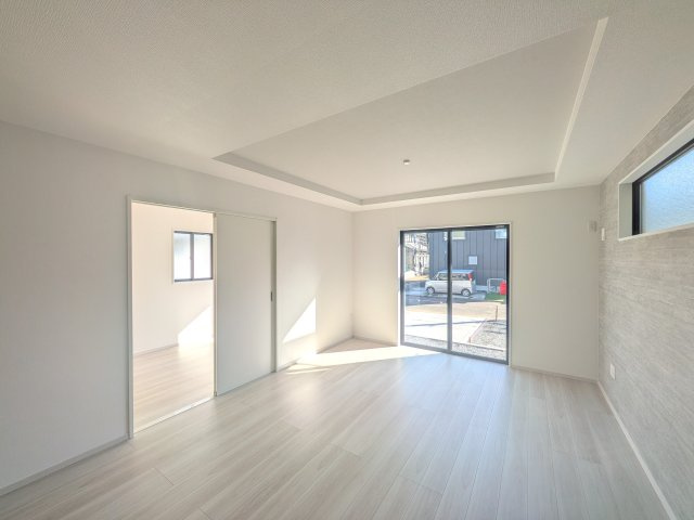 守谷市薬師台9期　新築戸建の居間・リビング|居心地の良いデザインと機能性を両立。ご友人を招いたり、趣味を楽しんだり、様々なシーンで活躍する団らんの中心地です。