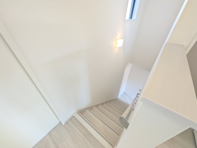 守谷市薬師台9期　新築戸建の内装|窓付きで明るい階段は、手すり付きでお子様からご年配の方まで安心して上り下りができます♪