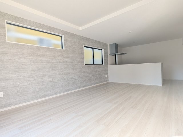 守谷市薬師台9期　新築戸建の居間・リビング|家族の会話が自然と弾む、広々としたゆとりのLDK。南向きの窓からたっぷりの光が射し込む明るく快適な空間です。