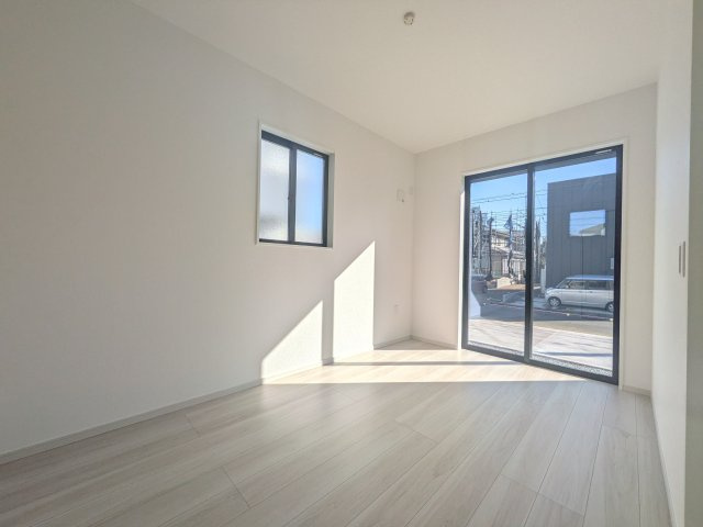 守谷市薬師台9期　新築戸建の洋室|リビングと繋がる多目的スペース。引き戸を開ければ広々LDK、閉じれば客間や書斎、お子様の遊び場に早変わりします。日当たりも良好です♪