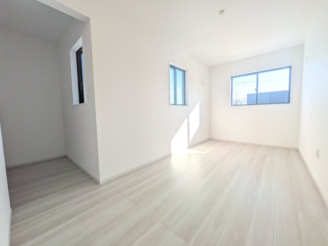 守谷市薬師台9期　新築戸建の洋室|バルコニーに面した２面採光で明るく開放的な洋室です。
デザイン性の高いアクセントクロスで、落ち着いた雰囲気を演出。収納力たっぷりのWIC完備で、室内をすっきりと保てます♪