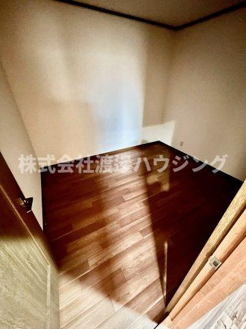 寝屋川市高柳3丁目一戸建の洋室|収納部屋にも良き。