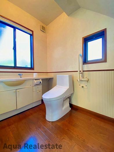 香川県さぬき市大川町　リノベ住宅のトイレ|落ち着いた色調のトイレです