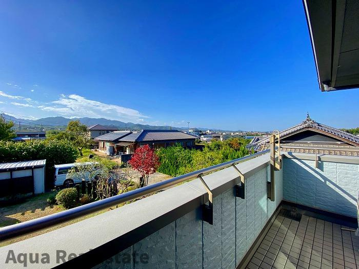 香川県さぬき市大川町　リノベ住宅のバルコニー|暖かな日差しのふりそそぐバルコニー