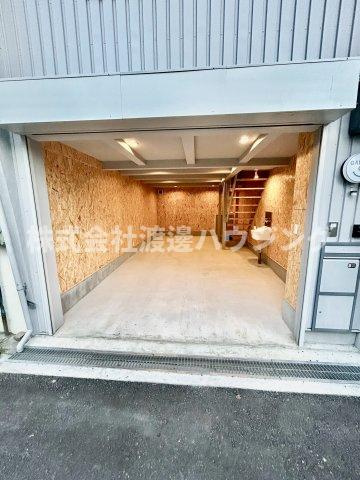 香里園ガレージハウスの駐車場|シャッター付き