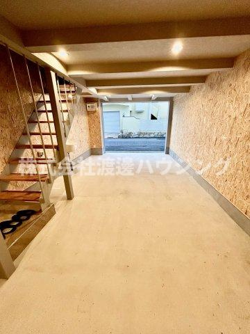 香里園ガレージハウスの玄関