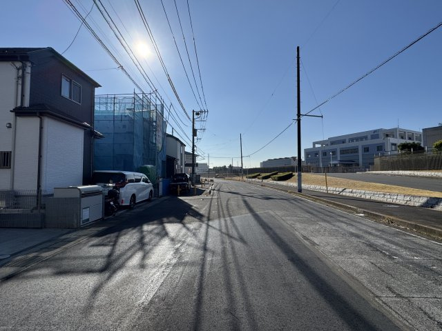松戸市栗山新築戸建の前面道路含む現地写真|東側前面道路・幅員13.6ｍ