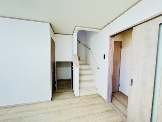 松戸市樋野口新築戸建【中部小学校：10分】の居間・リビング|家族の顔が見えるリビングイン階段