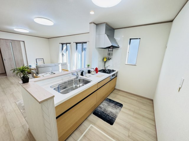 松戸市樋野口新築戸建【中部小学校：10分】のキッチン|広々システムキッチン・シンクの水栓には浄水器がついてます！