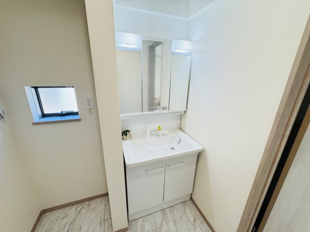 松戸市樋野口新築戸建【中部小学校：10分】の独立洗面台|シャワーヘッド付き三面鏡洗面化粧台