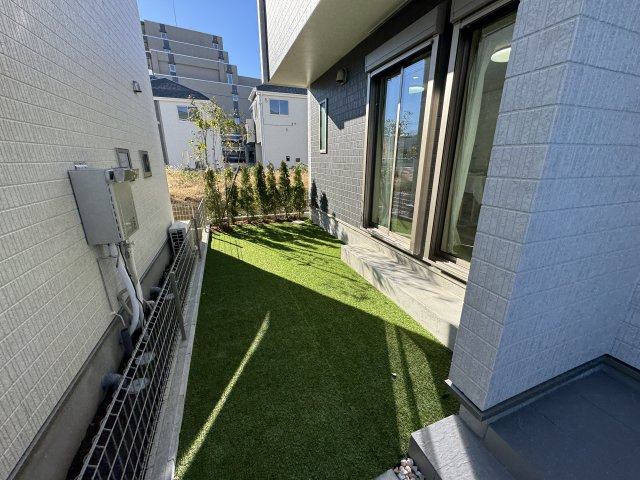 松戸市樋野口新築戸建【中部小学校：10分】の庭|リビング前隣地境界スペース
