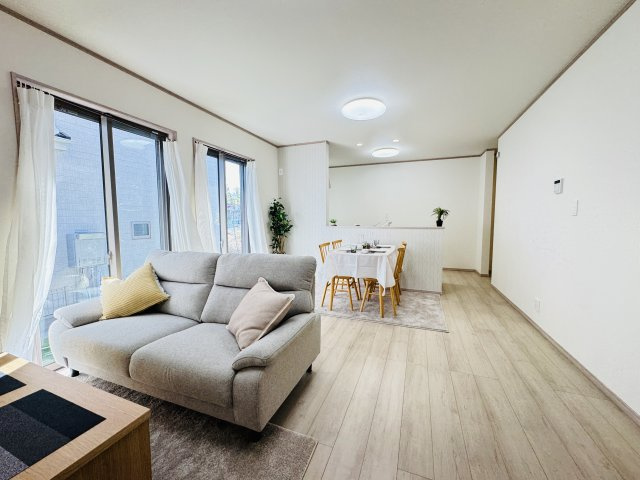 松戸市樋野口新築戸建【中部小学校：10分】の居間・リビング|17帖リビングダイニングキッチン