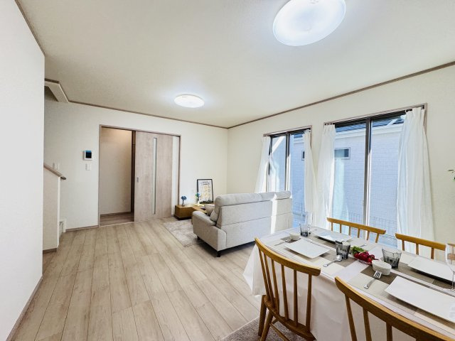 松戸市樋野口新築戸建【中部小学校：10分】の居間・リビング|17帖リビングダイニングキッチン