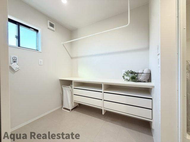 高松市西山崎町の新築一戸建の独立洗面台|独立洗面台あり、毎朝おしゃれに忙しい女性の方におすすめです