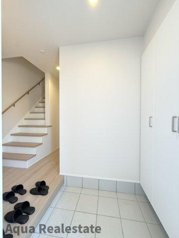 高松市西山崎町の新築一戸建の玄関|きれいな玄関です