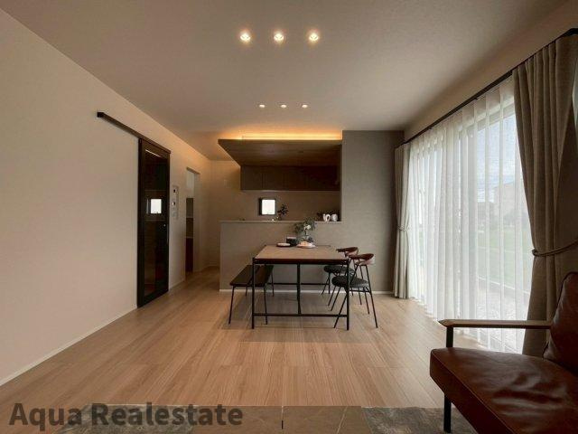 高松市西山崎町の新築一戸建の居間・リビング|おしゃれなリビングです