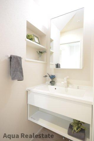 高松市西山崎町の新築一戸建の独立洗面台|独立洗面台、小物を置くことができて便利です