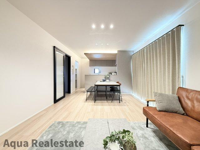 高松市西山崎町の新築一戸建の居間・リビング|ゆったりとした居間です