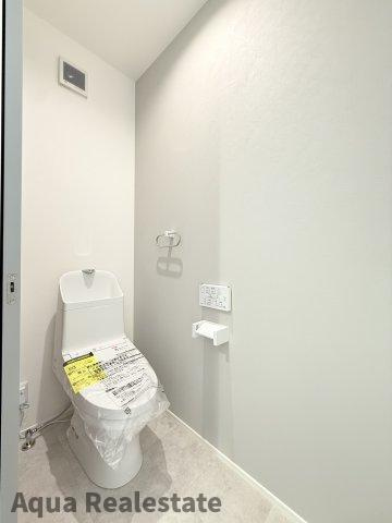 高松市西宝町モデルハウスのトイレ|落ち着いた色調のトイレです