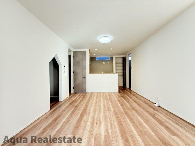 高松市西宝町モデルハウスの居間・リビング|こちらのリビングで趣味の時間をお楽しみください