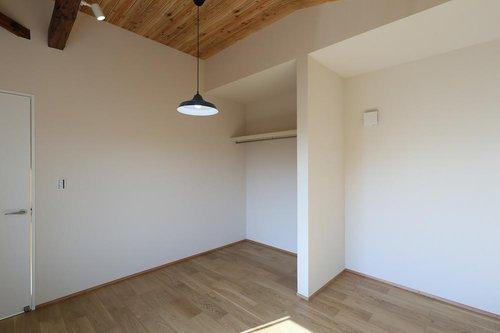 感田【戸建】の洋室|室内（2025年11月）撮影
２階子供部屋
通気性が良くおしゃれに収納できるオープンクローゼット