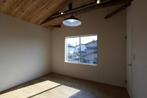 感田【戸建】の洋室|室内（2025年11月）撮影
２階子供部屋
歴史を感じさせる無垢の梁を覆い隠さず、
空間に温もりとデザイン性をプラスしました。