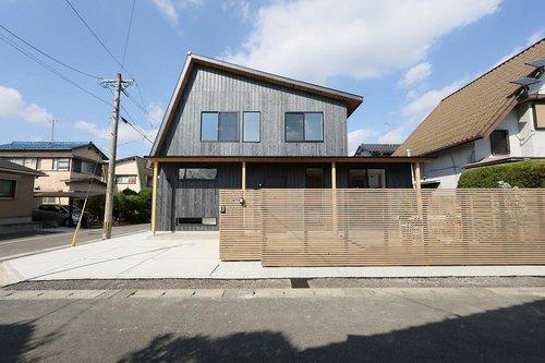 感田【戸建】の外観|現地（2025年11月）撮影
存在感のある勾配屋根と伝統的な焼杉外壁で和モダンな外観に仕上げました。
お庭部分は天然木のルーパーで程よく目隠しをしてプライベートな空間を確保。