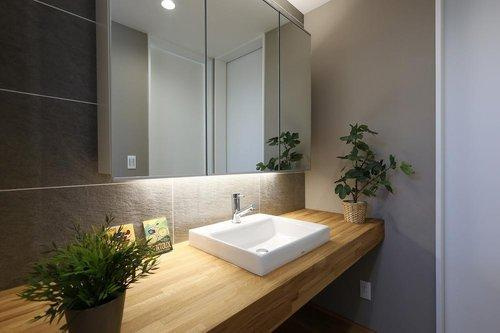 感田【戸建】の洗面所|室内（2025年11月）撮影
木質カウンターと陶器製の洗面器
磁器質タイルで程よく品の良い空間へ