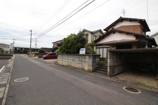 ■□旗ヶ崎２中古戸建□■の前面道路含む現地写真|前面道路6ｍでございます。内浜産業道路へのアクセス便利な立地になります。