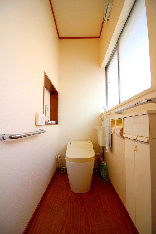 ■□旗ヶ崎２中古戸建□■のトイレ|ウォシュレット付きトイレになります。奥行もしっかりある広いトイレになります。