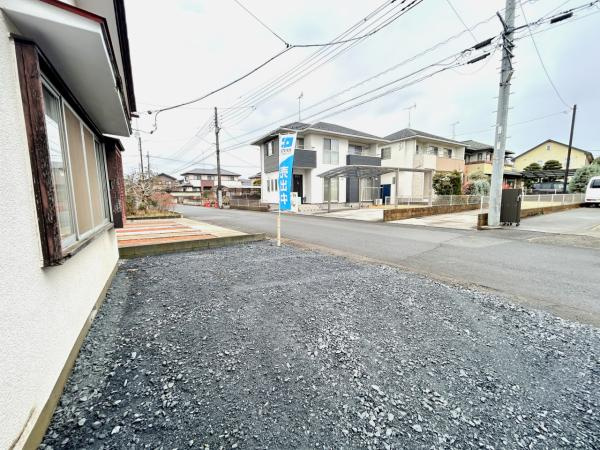 宇都宮市大塚町　5DK　中古住宅の前面道路含む現地写真