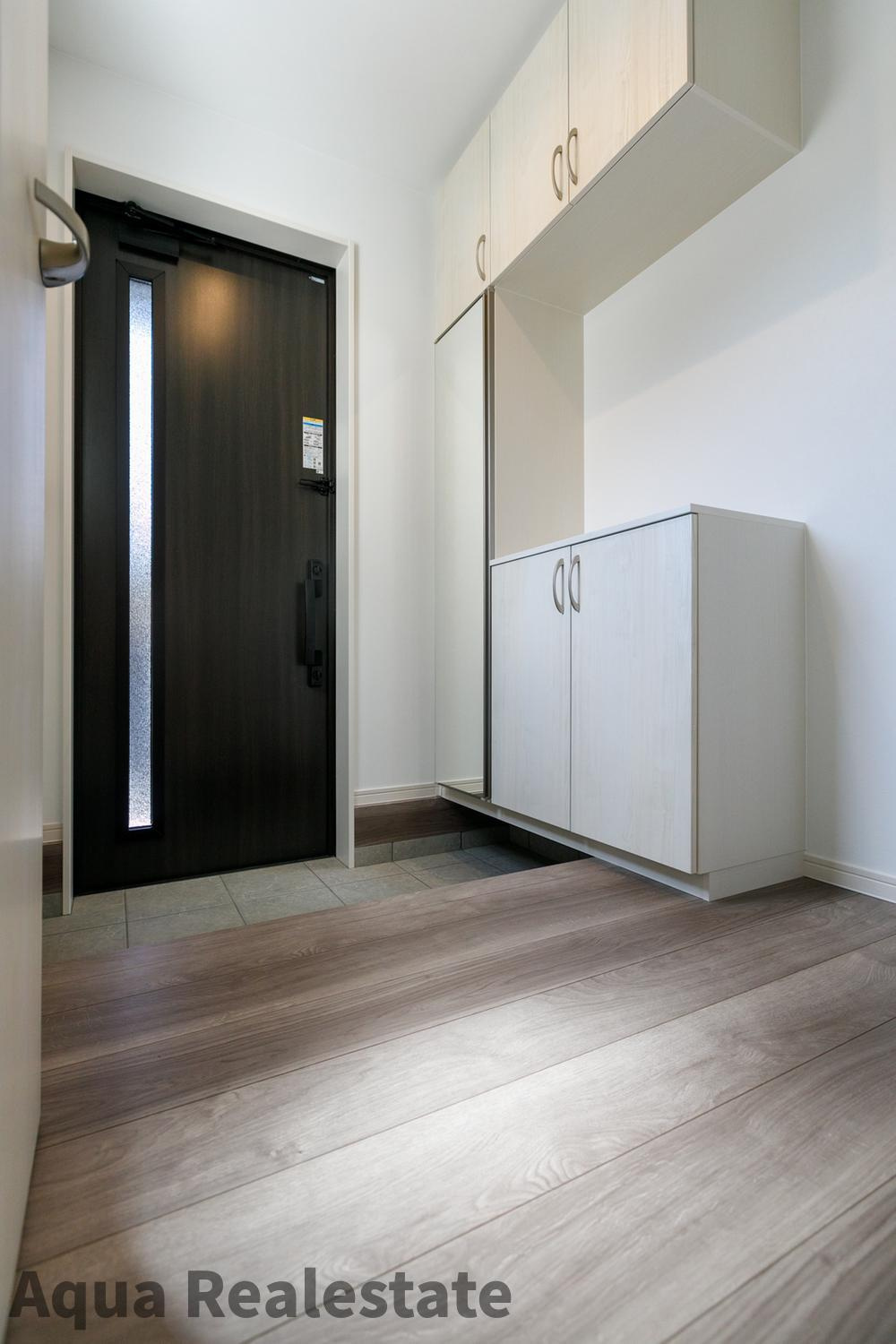 高松市扇町　インナーガレージ＋趣味を楽しむ書斎のあるお家の玄関|ゆったりとした玄関です