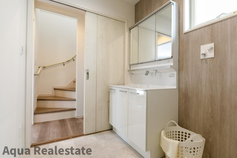 高松市扇町　インナーガレージ＋趣味を楽しむ書斎のあるお家の独立洗面台|独立洗面化粧台付き