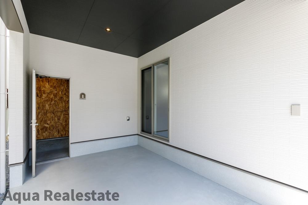 高松市扇町　インナーガレージ＋趣味を楽しむ書斎のあるお家の駐車場|駐車場があります