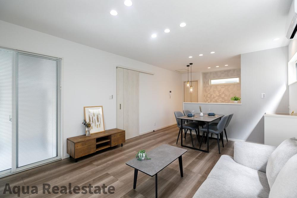 高松市扇町　インナーガレージ＋趣味を楽しむ書斎のあるお家の居間・リビング