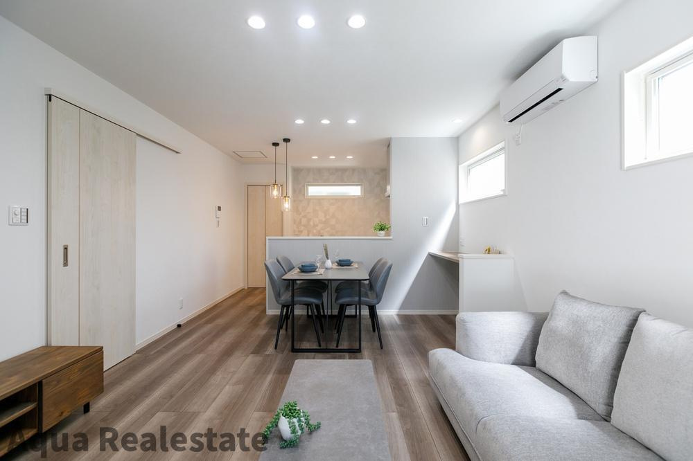 高松市扇町　インナーガレージ＋趣味を楽しむ書斎のあるお家の居間・リビング|こちらの居間で趣味の時間をお楽しみください