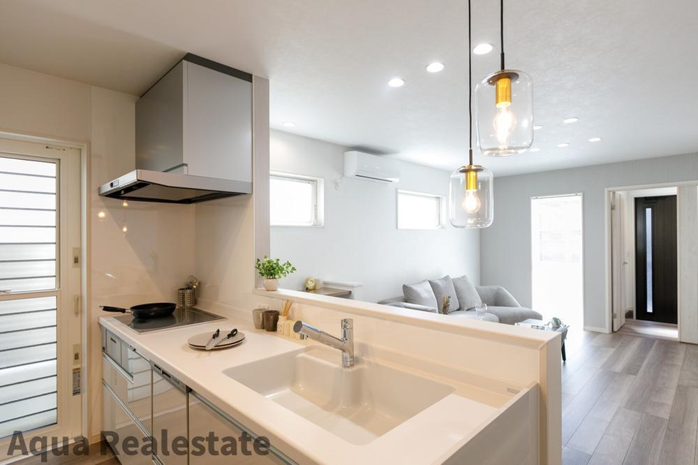 高松市扇町　インナーガレージ＋趣味を楽しむ書斎のあるお家のキッチン|コンパクトなキッチンで掃除もラクラク