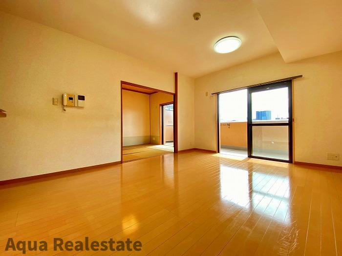 ダイアパレスサンポート高松の居間・リビング|こちらの居間で趣味の時間をお楽しみください