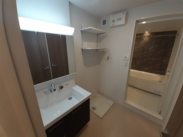 ホワイトベリーの洗面所|明るい洗面所です