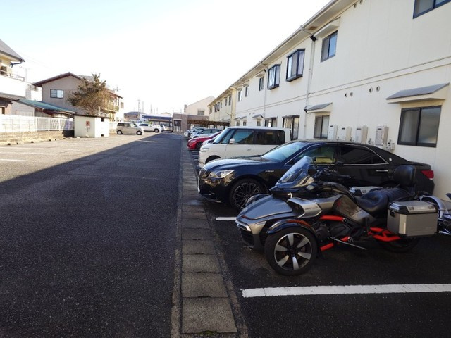 グランドゥールクロズミBの駐車場