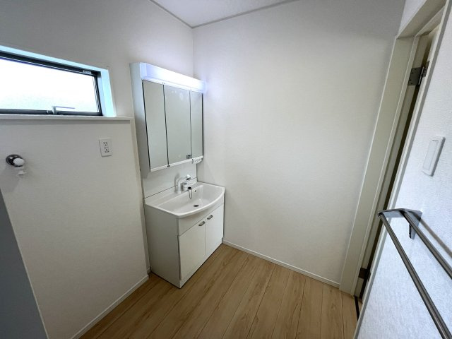 【洗面所】 | 仲介手数料無料！常盤小学校に通える新築戸建　宇部市亀浦３丁目　第２－２号棟　クレイドルガーデン　アーネストワン | シャンプードレッサーはシャワーヘッドが伸びるタイプ