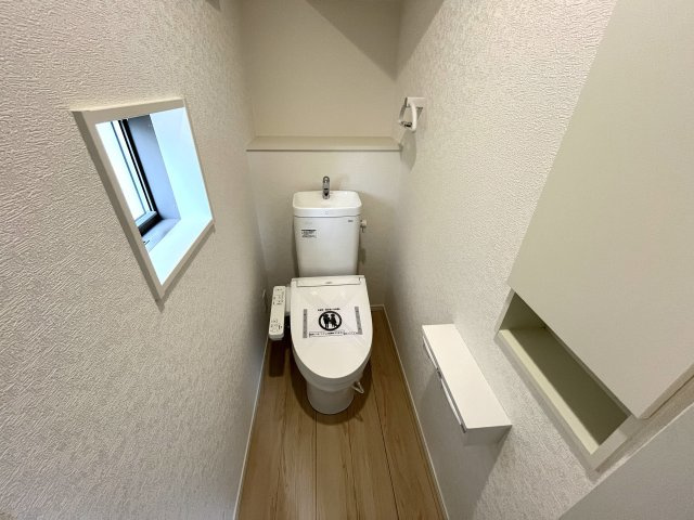 【トイレ】 | 仲介手数料無料！常盤小学校に通える新築戸建　宇部市亀浦３丁目　第２－２号棟　クレイドルガーデン　アーネストワン | シャワートイレは節水型タイプ。１階と２階の２カ所あります