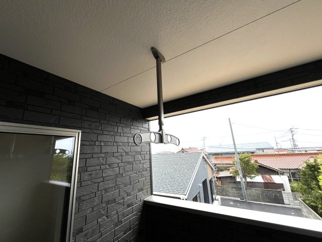 【バルコニー】 | 仲介手数料無料！常盤小学校に通える新築戸建　宇部市亀浦３丁目　第２－２号棟　クレイドルガーデン　アーネストワン | バルコニーには物干しも付いています
