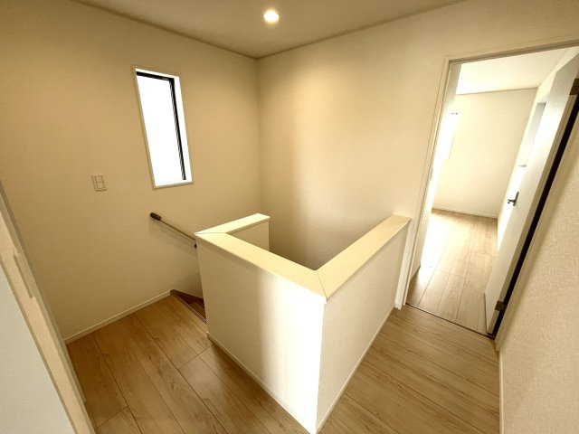 【その他】 | 仲介手数料無料！常盤小学校に通える新築戸建　宇部市亀浦３丁目　第２－２号棟　クレイドルガーデン　アーネストワン | 階段には手すりも付いて安心ですね。