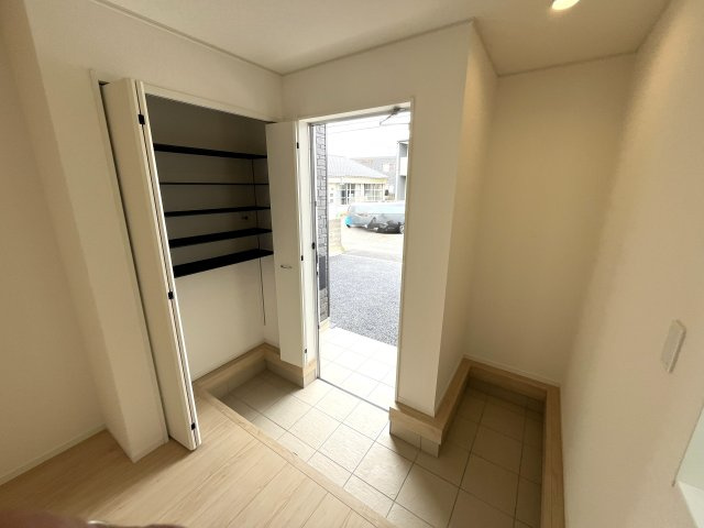 【玄関】 | 仲介手数料無料！常盤小学校に通える新築戸建　宇部市亀浦３丁目　第２－２号棟　クレイドルガーデン　アーネストワン | 玄関には大型の下駄箱も設置。ブーツも楽々入ります。