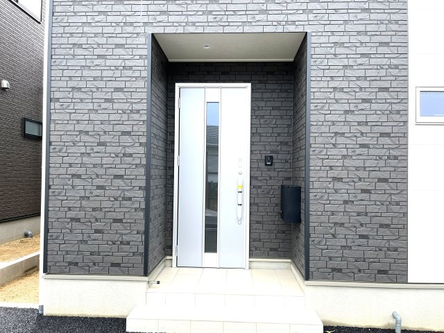 【エントランス】 | 仲介手数料無料！常盤小学校に通える新築戸建　宇部市亀浦３丁目　第２－２号棟　クレイドルガーデン　アーネストワン | ダイヤルキー付きの郵便受け