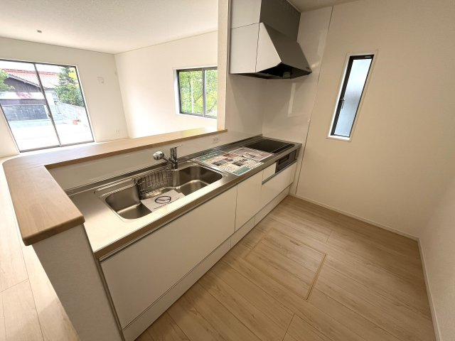 【キッチン】 | 仲介手数料無料！常盤小学校に通える新築戸建　宇部市亀浦３丁目　第２－２号棟　クレイドルガーデン　アーネストワン | 使い勝手の良いシステムキッチンで楽しくクッキング♪