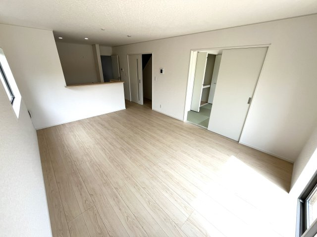 【居間・リビング】 | 仲介手数料無料！常盤小学校に通える新築戸建　宇部市亀浦３丁目　第２－２号棟　クレイドルガーデン　アーネストワン | ゆったりとしたリビングは家族の団らんがはずみますね♪